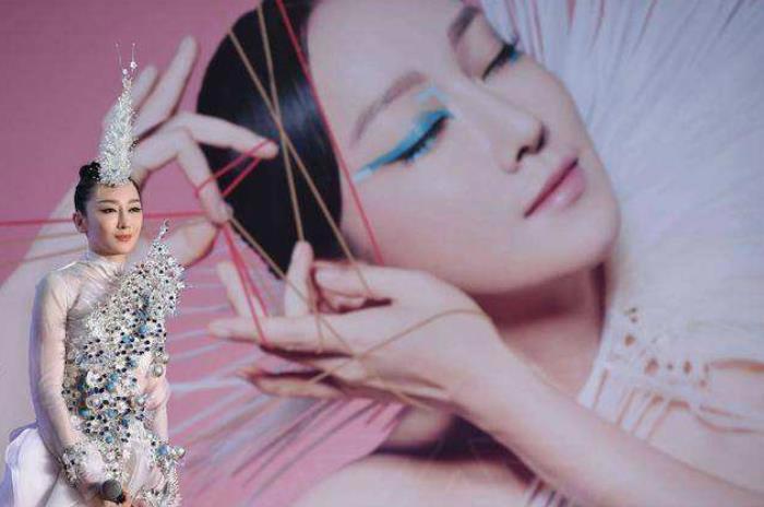 萨顶顶个人资料简介 假唱转话筒事件怎么回事