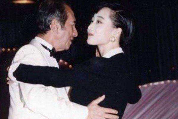 利智和赌王一共生了几个 利智根本就不爱李连杰吗