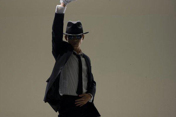 迈克尔杰克逊死亡之谜 他的皮肤怎么变白的呢