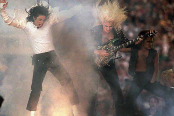 迈克尔杰克逊死亡之谜 他的皮肤怎么变白的呢