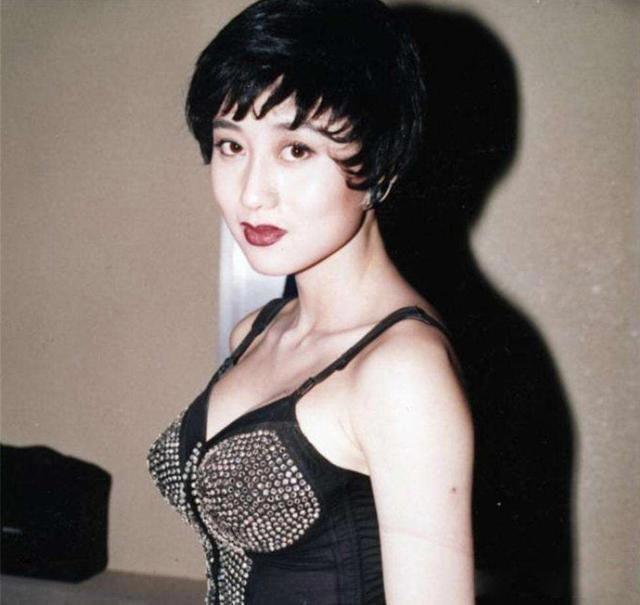 利智年轻时的照片 身材有多好这身材太漂亮了