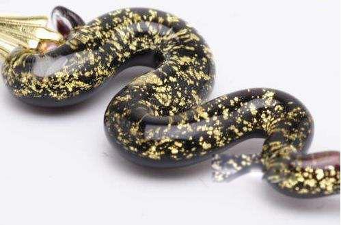 香蛇图片是什么动物 女子用蛇当耳环怎么回事