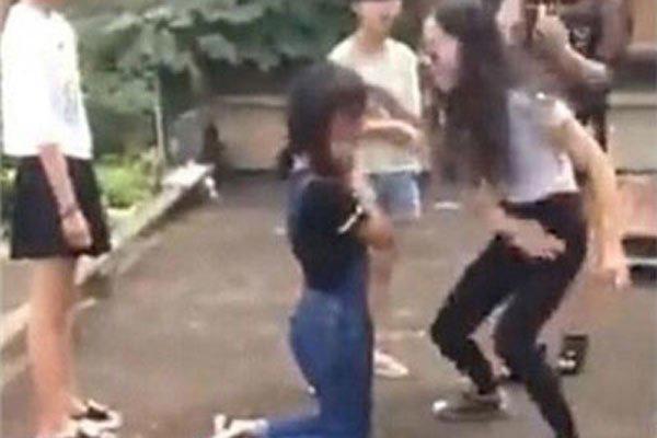 永新打人32号女叫什么 遭到了文雯一群人的殴打