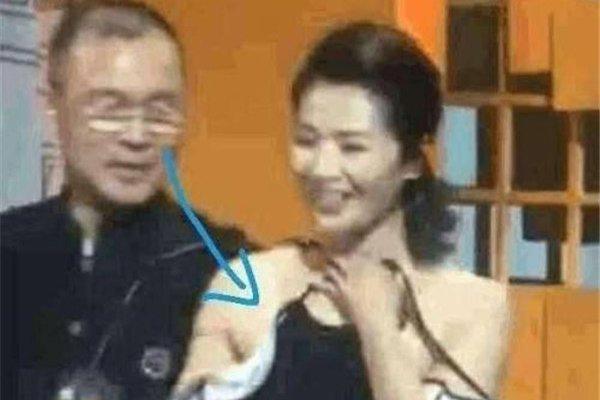 刘涛肩带突然掉落旁边男的是谁 7秒胸部百分之九十都露出来了