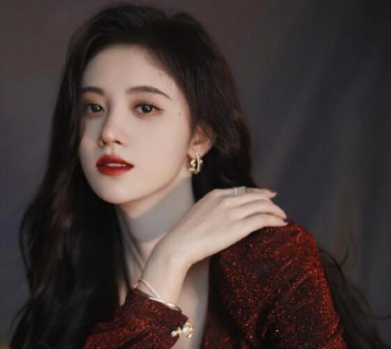 鞠婧祎被谁拿了一血 “4000年第一美女”称号属于误打误撞