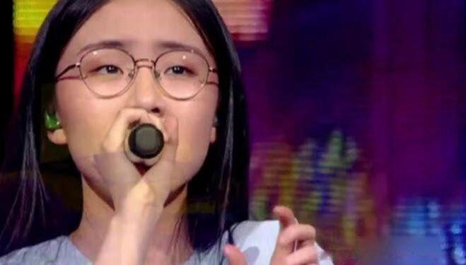 郭沁个人资料简介 腿是怎么回事为什么坐在椅子上唱