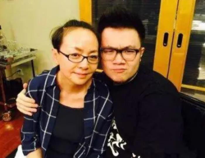 英达和宋丹丹因为什么离的婚 被现任老婆梁欢欺骗了