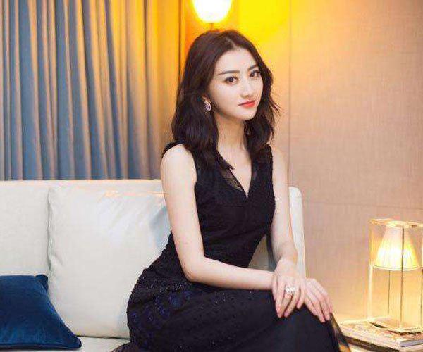 景甜个人资料介绍 金主这么执着，不红真说不过去了