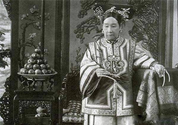 慈禧是哪个朝代谁的老婆 年轻守寡难免传出绯闻