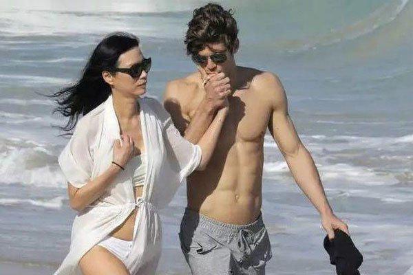 邓文迪再分268亿 嫁个老男人离婚分到家产也值了