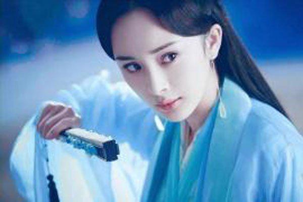 杨幂打工作人员手机事件 脚臭不要无中生有