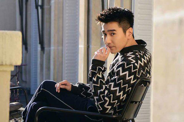 杨幂打工作人员手机事件 脚臭不要无中生有