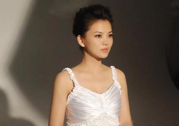 李湘年轻时的照片 26岁时的最美照片身材丰腴