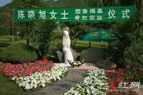 陈晓旭的墓在哪里 旁边还立着一尊林黛玉雕塑