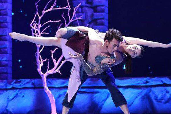 女子穿真空衣服跳舞 舞蹈演员不穿内衣是敬业