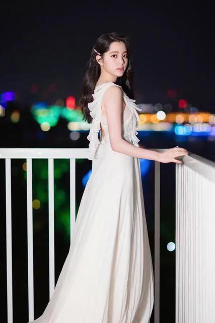 欧阳娜娜个人简历资料 身材真有料发育太好
