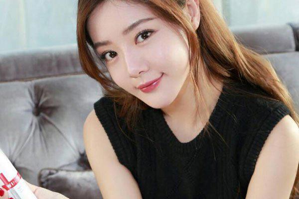 邓家佳的脸很奇怪 被说整容是打玻尿酸了吧