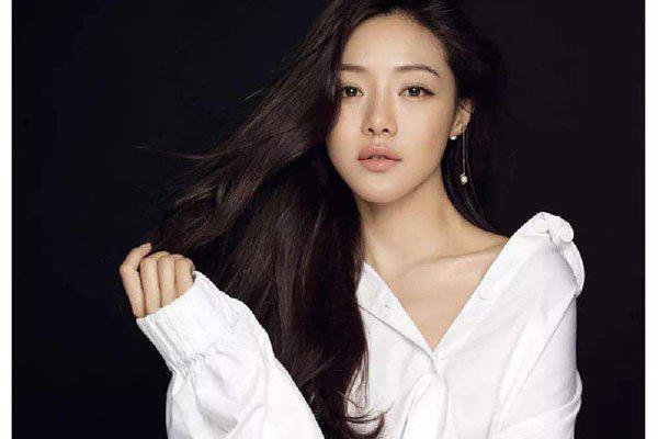 邓家佳的脸很奇怪 被说整容是打玻尿酸了吧