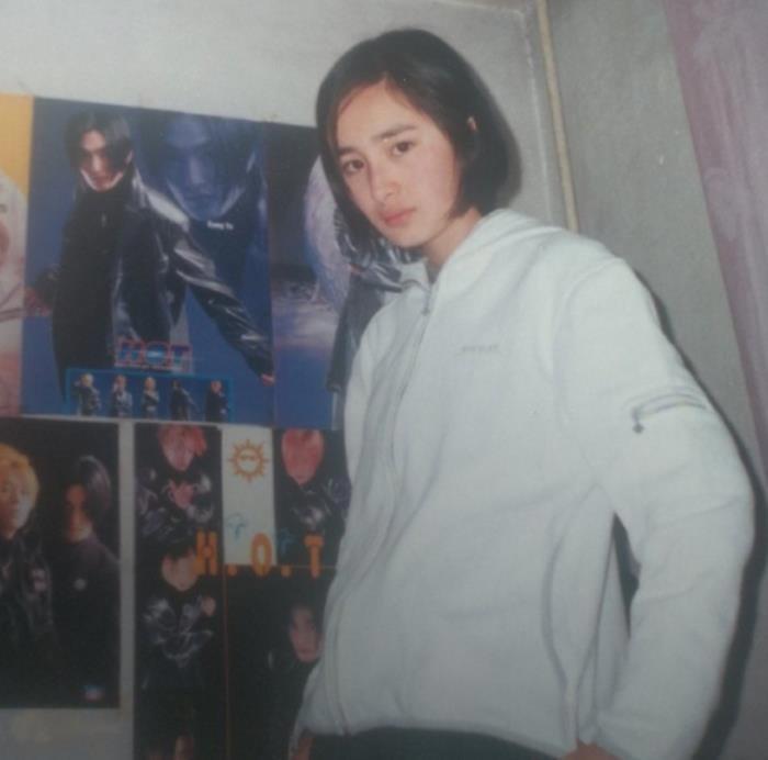 杨幂整容前后对比照 晒早期素颜出道照片来辟谣