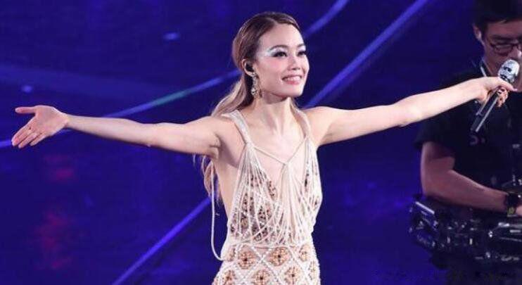 容祖儿春卷事件是怎么回事 夹断春卷是什么意思