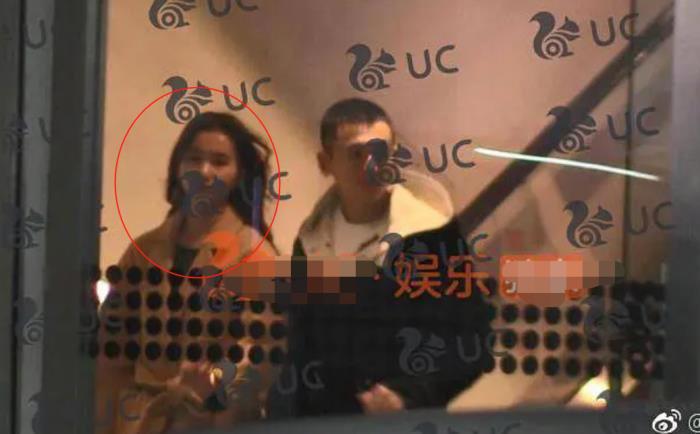 张哲瀚女朋友有吗 和女子酒店约会就餐