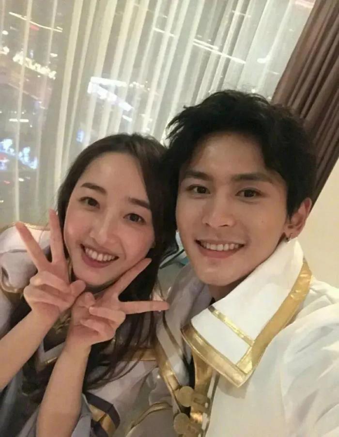 张哲瀚女朋友有吗 和女子酒店约会就餐