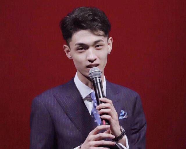 秦霄贤宣布恋情 和辛雨锡的恋情被拍到