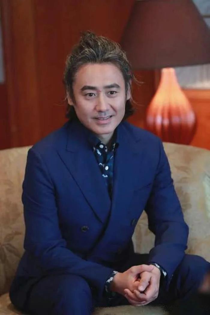 吴秀波现在的老婆到底是谁 何震亚为什么没离婚