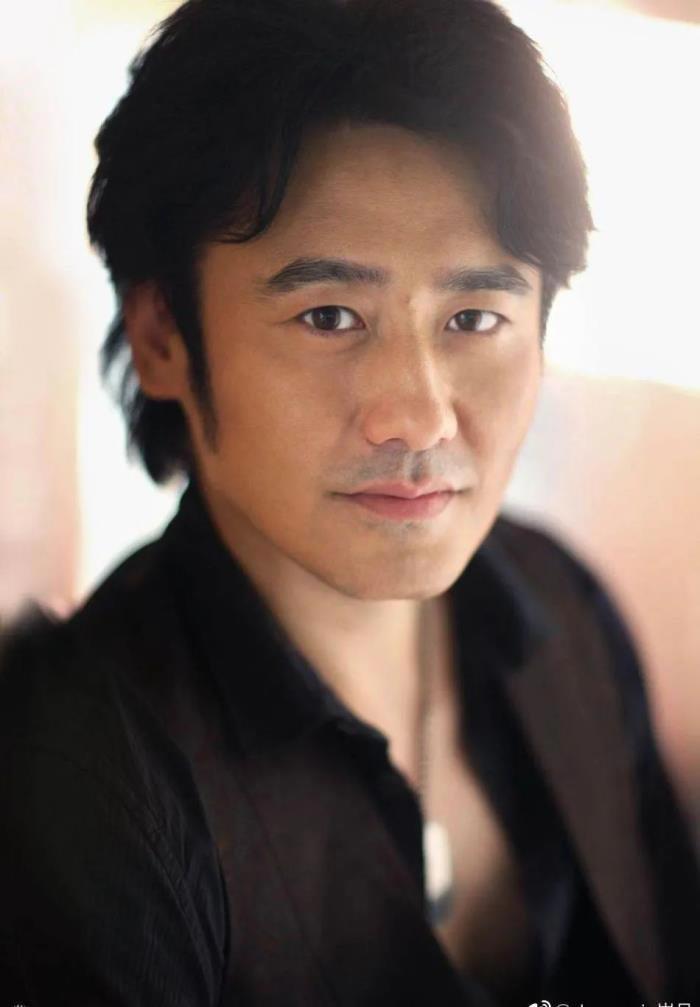 吴秀波现在的老婆到底是谁 何震亚为什么没离婚