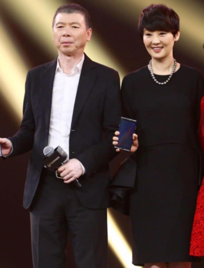 冯小刚的白斑是怎样治好的 难以治愈索性放弃治疗