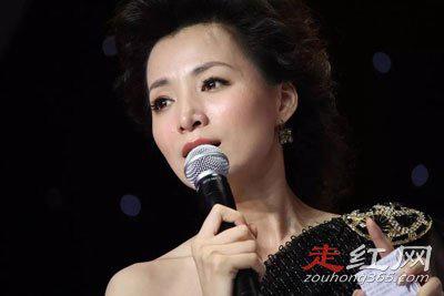 密春雷比董卿小多少岁 两人是怎么认识的