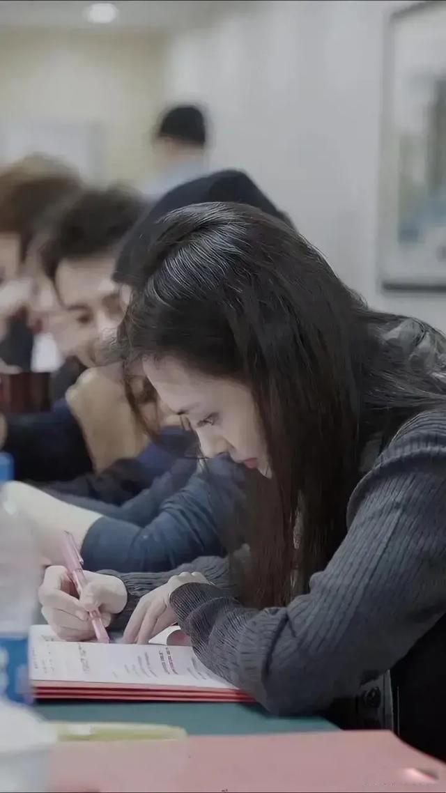 郑爽被指庭审发疯 出席庭审现场发狂做离奇举动胡言乱语