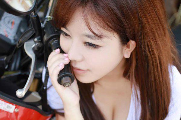 刘飞儿faye千里下乡送一血怎么回事 10个男人有9个在看她的胸