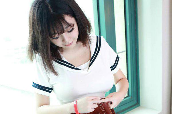 刘飞儿faye千里下乡送一血怎么回事 10个男人有9个在看她的胸