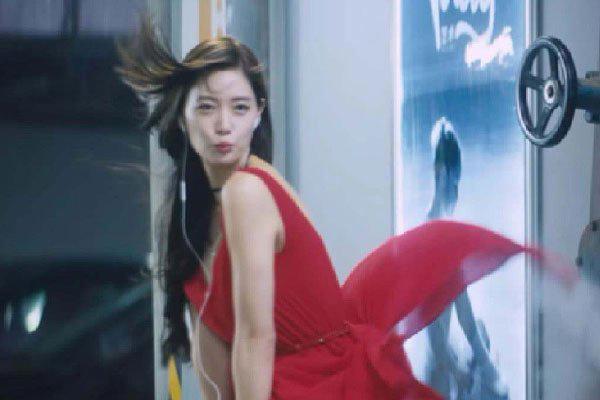 李成敏19禁趴地抖奶GIF怎么回事 只是稍微的露一露