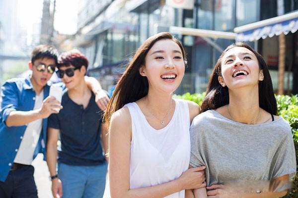两对夫妻去旅行开一间房子 最荒唐的省钱