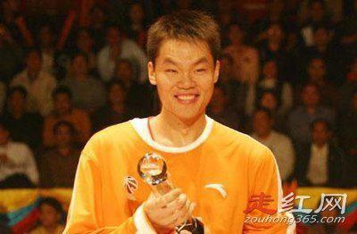 朱芳雨为什么不去nba退役那么早 当总经理年薪多少
