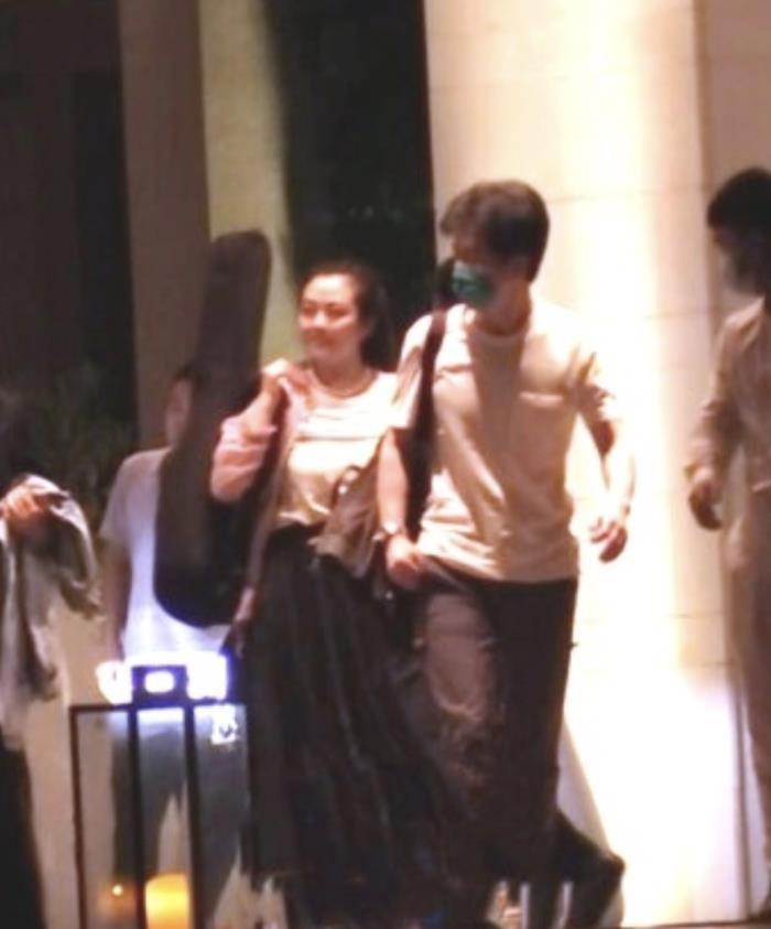 李健妻子孟小蓓个人资料简介 与妻子近况出游照片