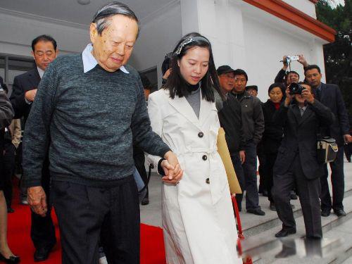 李政道和杨振宁谁的成就大 肯定是杨振宁成就大