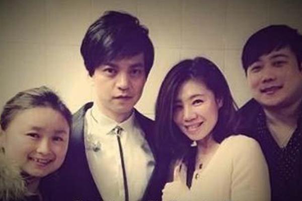 李健经纪人走红事件 任思奕的眼神和神情不一般