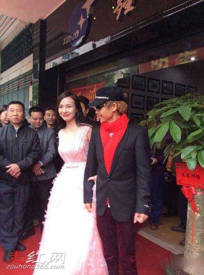 干露露当众解衣怎么回事 母亲放出了一张征婚照