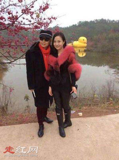 干露露当众解衣怎么回事 母亲放出了一张征婚照