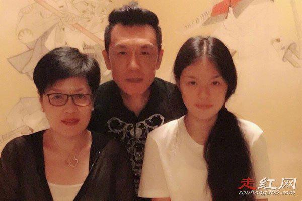 李咏老婆哈文个人资料现状 妻子改嫁了吗?是什么民族