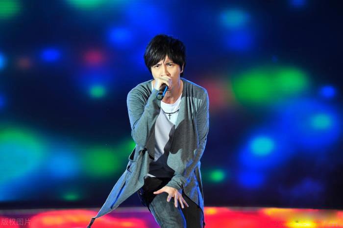 10首男声版伤感情歌 好听又入心