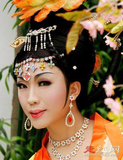 李玉刚个人资料简介及妻子 至今单身还是成家立业