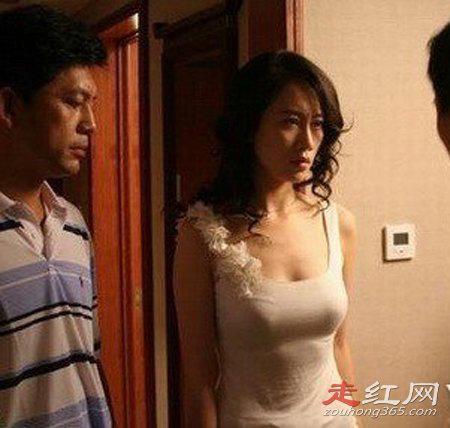 演员何政军的老婆是温峥嵘吗 妻子是谁叫什么名字