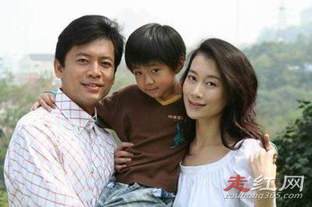 演员何政军的老婆是温峥嵘吗 妻子是谁叫什么名字