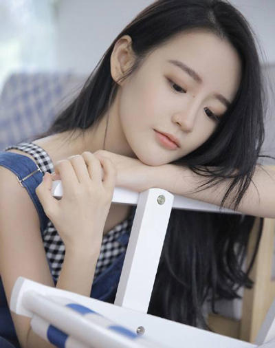 看了张依依现在的照片，长大后的张依依依旧美丽