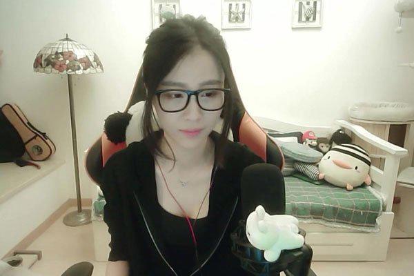 冷冷为什么叫冷妈冷裱 冷雨萱抱大腿事件怎么回事