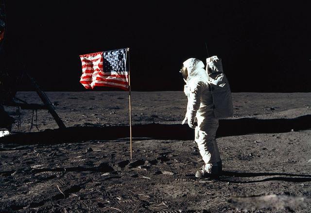 月亮本来没有光 光芒都是反射太阳光照的现象